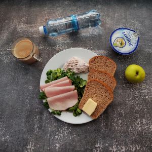 Dieta z ograniczeniem łatwoprzyswajalnych węglowodanów  Kawa zbożowa z mlekiem Jogurt naturalny Chleb Graham Masło extra Schab Ojca Grzegorza Roszponka Woda mineralna Jabłko Twarożek różany